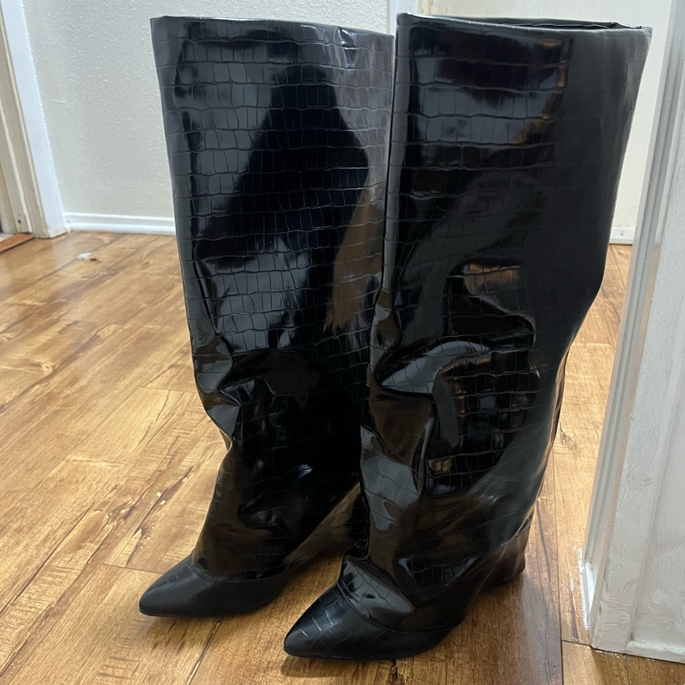 Black Heeled Boots with Patent Leather Finish and Pointed Toe